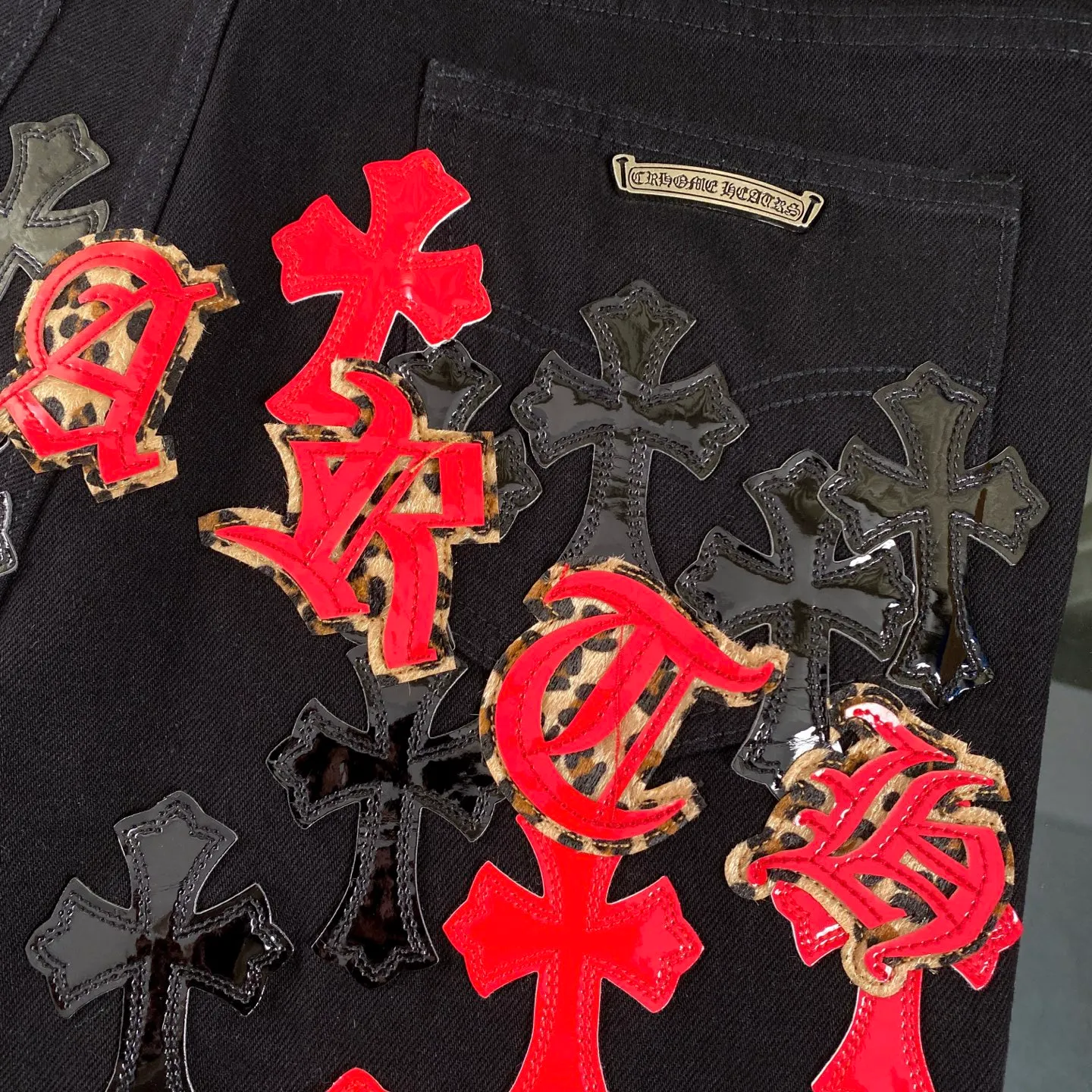 P250 CH Chromehearts St. Bart’s limited edition leopard print bright leather cross patchwork black heavy-duty jeans. The counter price is 34W level. The patchwork cross pattern is embellished and the jeans are washed! ! An absolutely high-end luxury product, a 1.9W-level god-level single product, a super popular product, made by top heavy industry, a magic weapon that cannot be missed! [About Zangyin] This is an extremely luxurious fashion brand that can also be called the aristocracy of the high street. It has always been an exclusive brand for some hipsters or rich second generations. Compared with ordinary high streets, it is more luxurious and noble. Compared with luxury brands, it is more fashionable and individual. It has always been a brand that I have a special liking for. [Top heavy industry fashion design] Consistently high-street luxury style. Speaking of this style, the Zangyin family and GU family are definitely the leading representative brands. Especially the Zangyin family has really achieved a state-of-the-art effect in creating high-street style. The unique washed material is used to create this style. The color system is already quite eye-catching. After it is decorated with patchwork cross flowers, it cleverly highlights the charm of the brand. Secondly, this style uses classic The high-waist cutting design highlights the long legs and fashionable temperament of the upper body. The brand is highly recognizable and the slim fit configuration is more suitable for daily wear. It is a product that interprets personality, fashion, and specifications at a glance. This single product is enough to make any fan excited. It can be a white T-shirt for a youthful college style, or a tight suspender for a royal style. It has strong matching ability and can be easily controlled by men.  [Materials and craftsmanship] Needless to say, this point goes without saying. As an excellent craftsman brand, Zangyin’s requirements for details and craftsmanship are really perfect. The washed color of this model has gone through so many processes, not to mention the embellishment of denim appliques. It is also purely hand-made and sewn. Just like what they believe in, only hand-made things have soul and have the meaning of wear. A top-notch heavy-duty fashionable denim item, I look forward to your perfect interpretation! !  Color: Black Size: 28-36